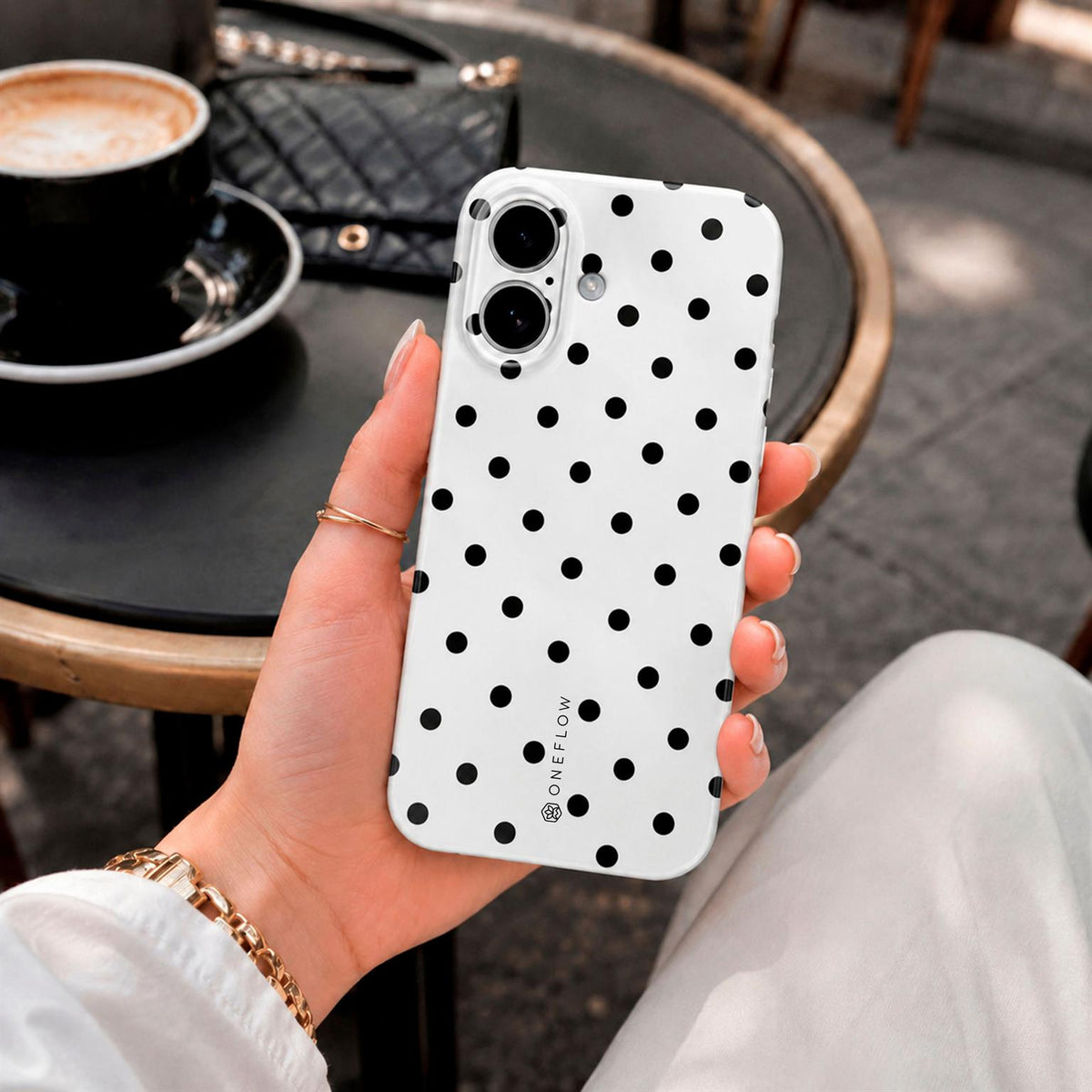 Splash Case für iPhone 18 Pro Max in der Farbe Polka Noir (Weiß)